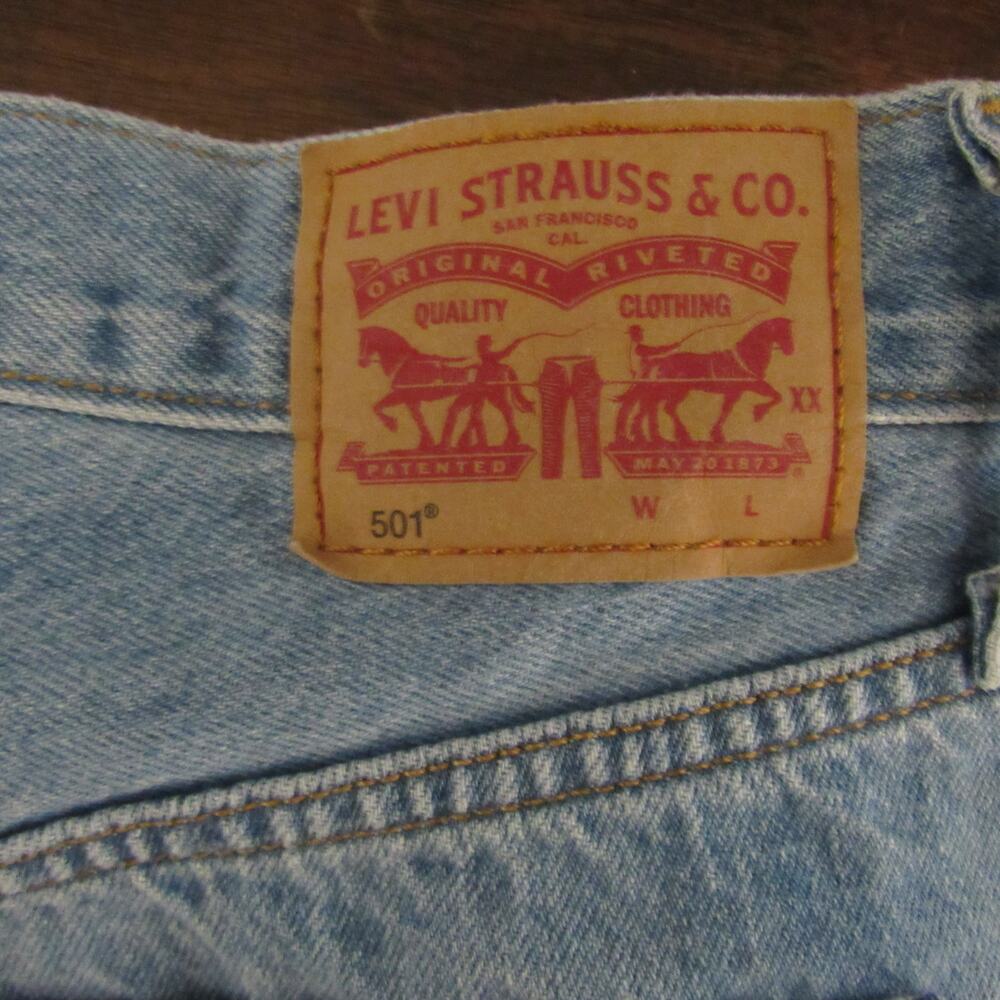 Levi's 501 Original Raw Hem Distressed Cut Off Denim Shorts Light Wash W28 - Picture 5 of 8